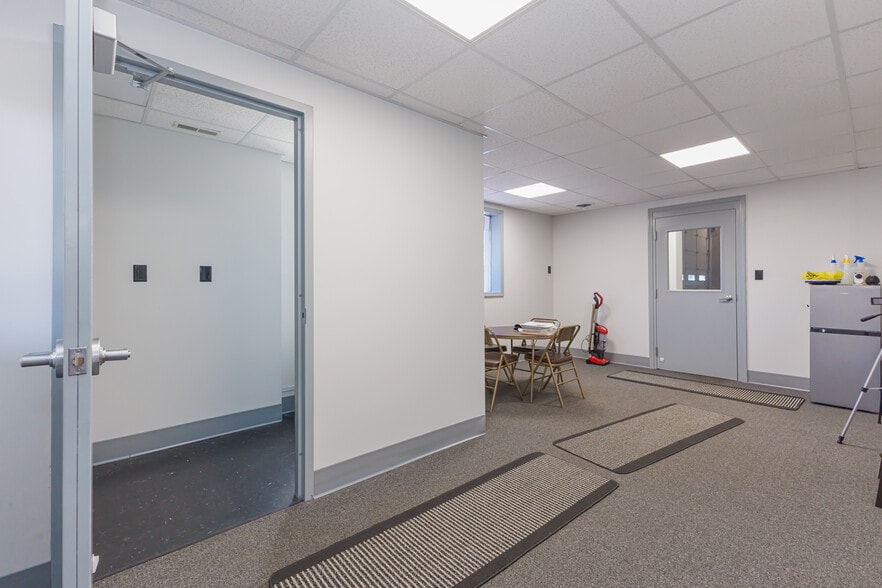 More Photos Of 5513 N Oxford St, Indianapolis Showroom For Lease