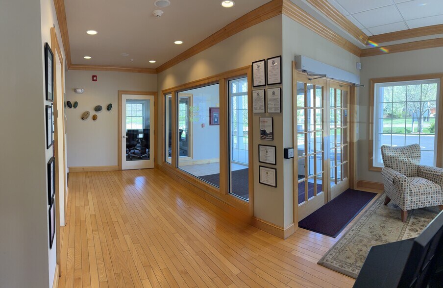 More Photos Of 26 Londonderry Tpke, Hooksett Office For Sale