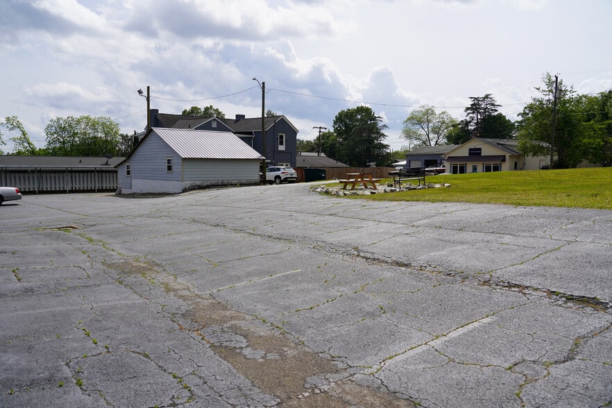More Photos Of 901 E Main St, Walhalla Hotel For Sale