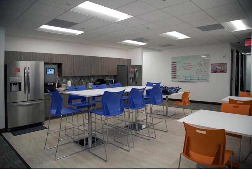 More Photos Of 1900 Glades Rd, Boca Raton Office For Lease