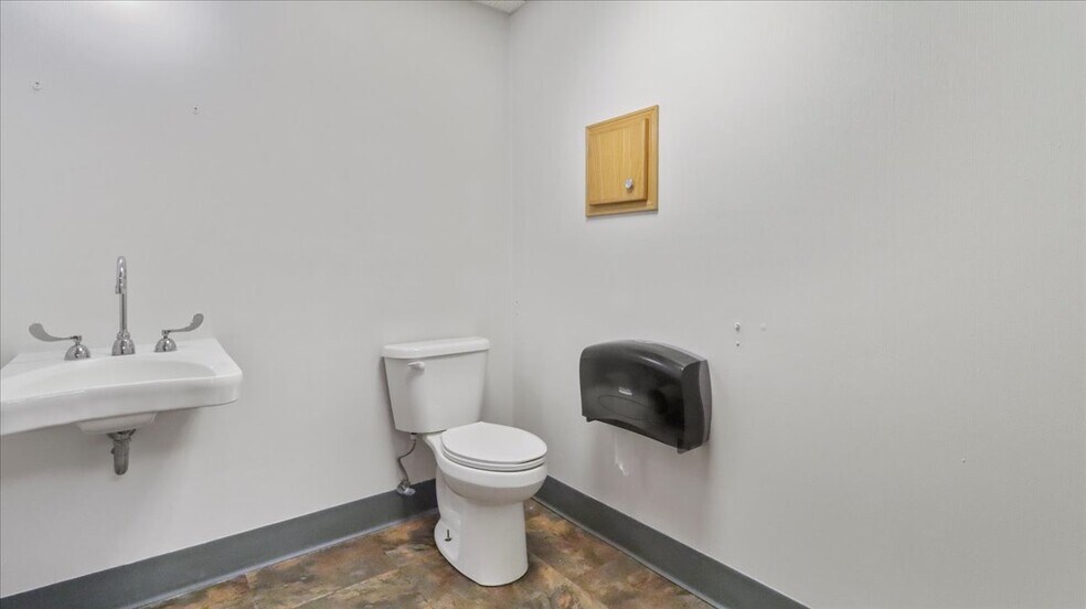 More Photos Of 1115 Alaska Ave, West Plains Hospital For Lease