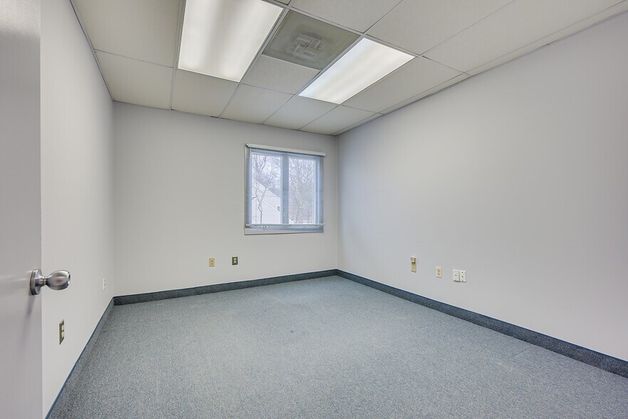 More Photos Of 11 Clyde Rd, Somerset Office For Sale