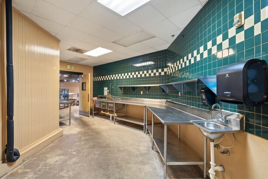 More Photos Of 17650 San Carlos Blvd, Fort Myers Supermarket For Sale