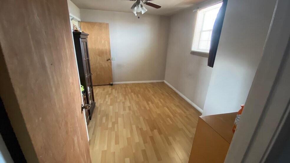 More Photos Of 512 E Riley St, Freer Hospitality For Sale