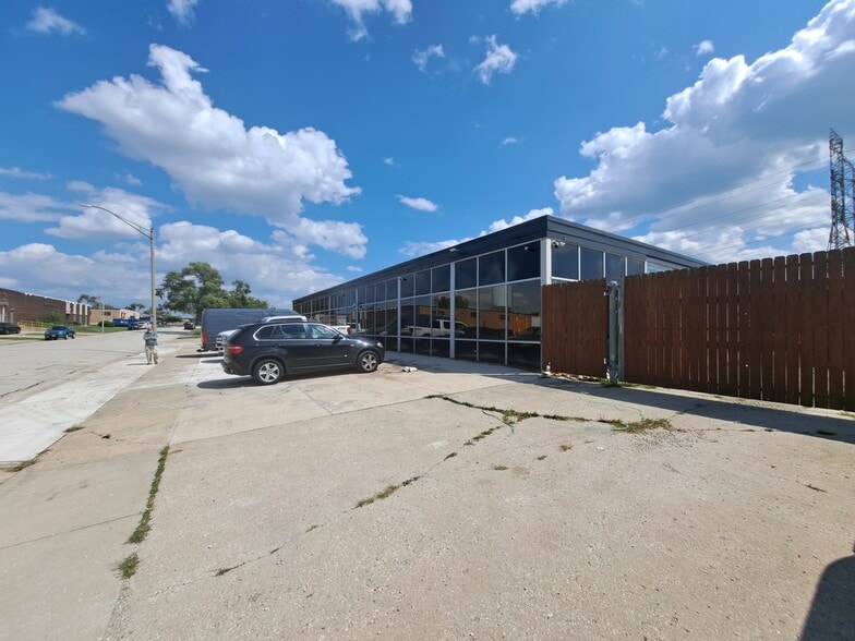More Photos Of 625 Factory Rd, Addison Warehouse For Sale
