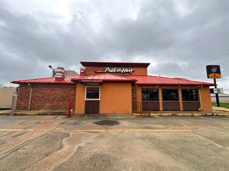 More Photos Of 635 E Admiral Doyle Dr, New Iberia Restaurant For Sale