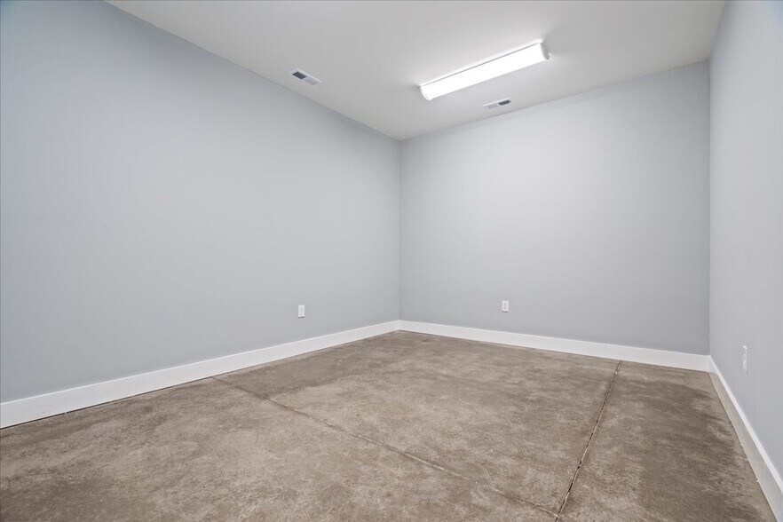 More Photos Of 3345 Willow Creek Rd, Florence Flex For Lease