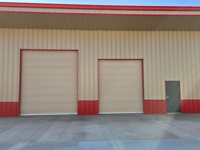 More Photos Of 5240 Doolittle Ave, Shafter Manufacturing For Lease