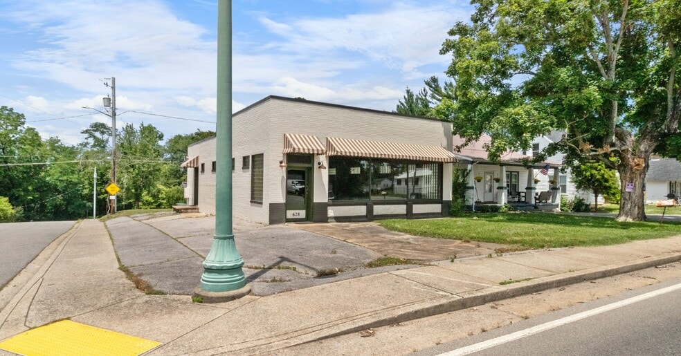 More Photos Of 628 Cumberland Dr, Clarksville Freestanding For Lease