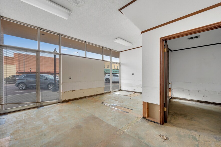 More Photos Of 308-310 S Main St, Lindsay Office For Sale