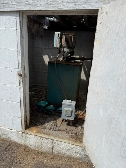 More Photos Of 1353 Clinton St, Barnwell Flex For Sale