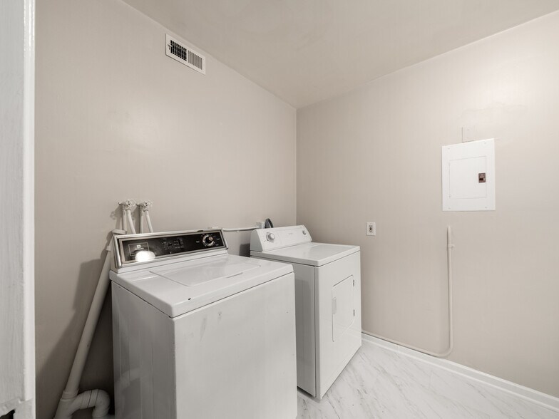 More Photos Of 615 Biltmore Ave, Asheville Apartments For Sale