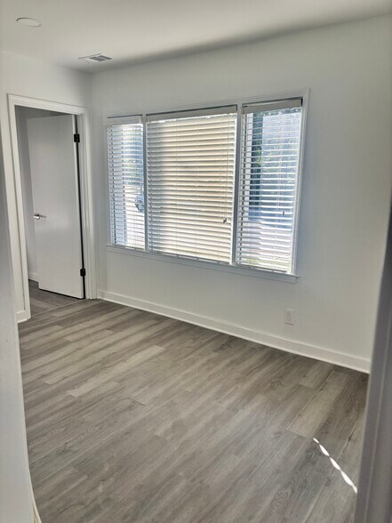 More Photos Of 494 W Crogan St, Lawrenceville Office Residential For Sale