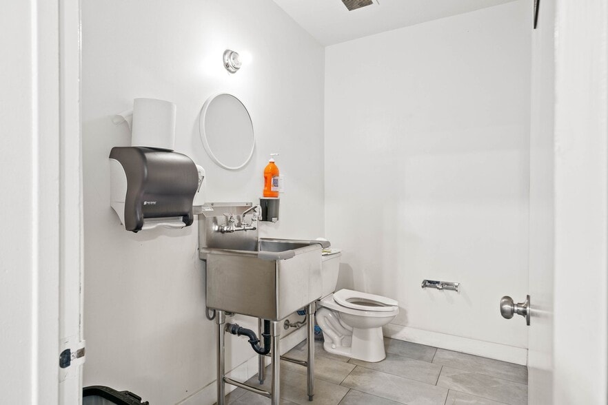 More Photos Of 7400 San Fernando Rd, Sun Valley Warehouse For Sale