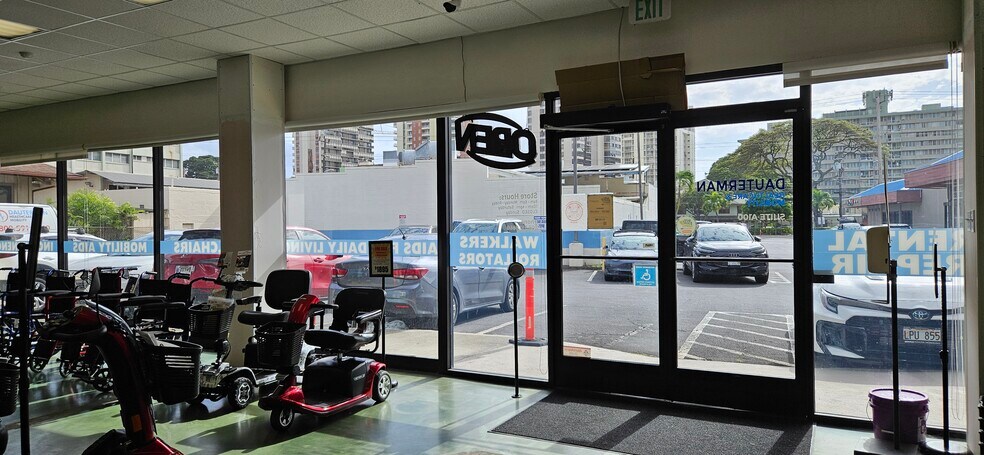 More Photos Of 2700 S King St, Honolulu Unknown For Lease