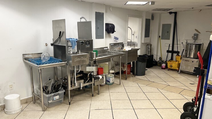 More Photos Of 1710 Oak Tree Rd, Edison Freestanding For Lease