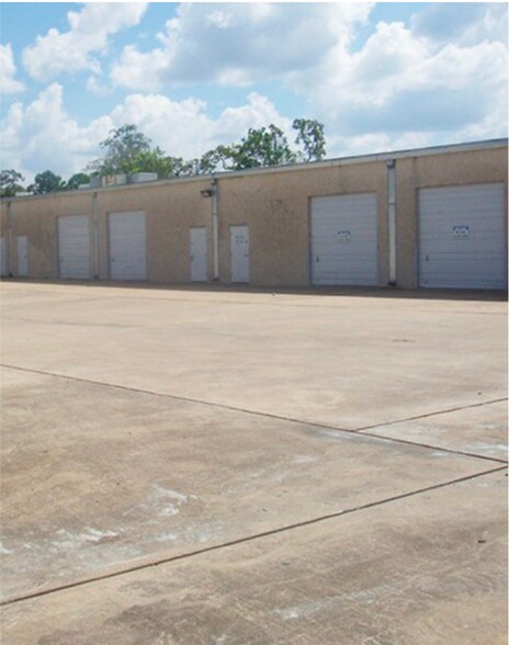 More Photos Of 211-285 W Airtex Blvd, Houston Light Distribution For Lease