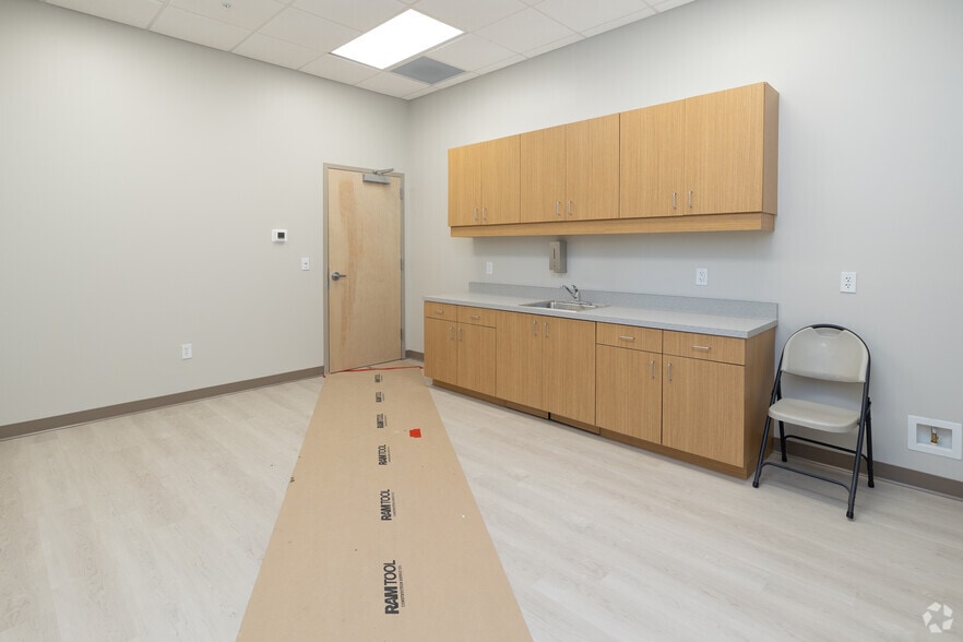 More Photos Of 1511 Zoo Pky, Jacksonville Distribution For Lease