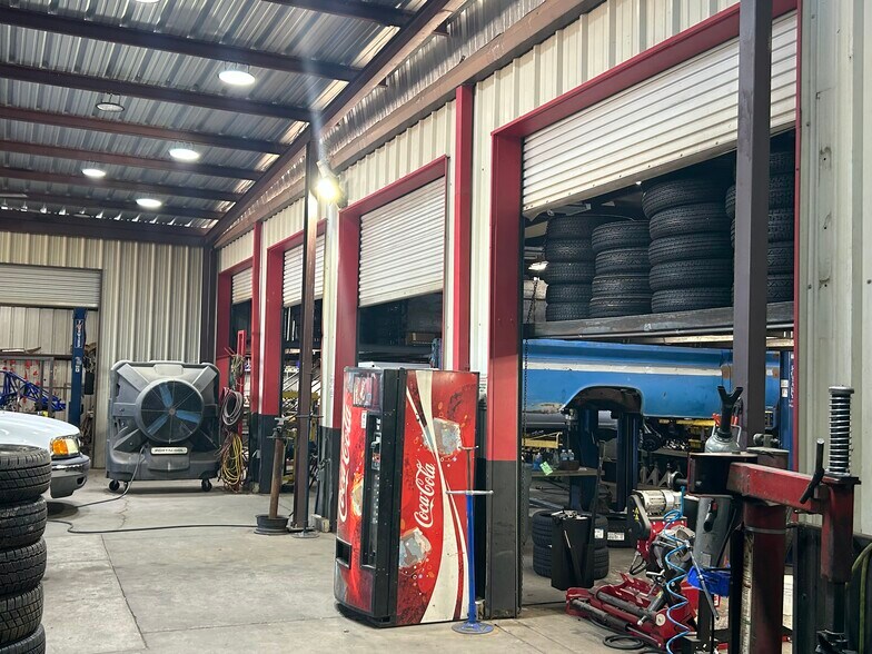 More Photos Of 6001 W Glendale Ave, Glendale Auto Repair For Sale
