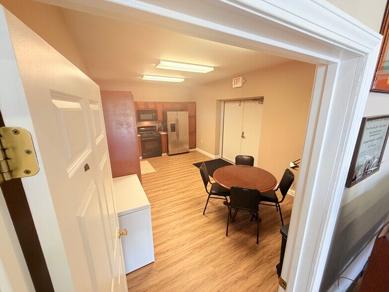 More Photos Of 260 Bridge Rd, Lakeside Marblehead Flex For Sale