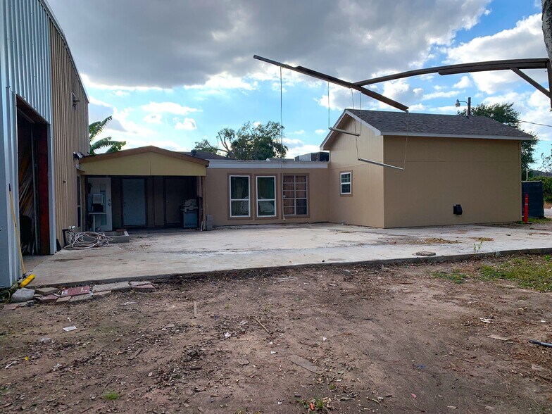 More Photos Of 15518 Silver Ridge Dr, Houston Specialty For Lease