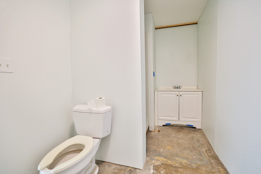 More Photos Of 205 S Old Route 66, Hamel Service For Lease