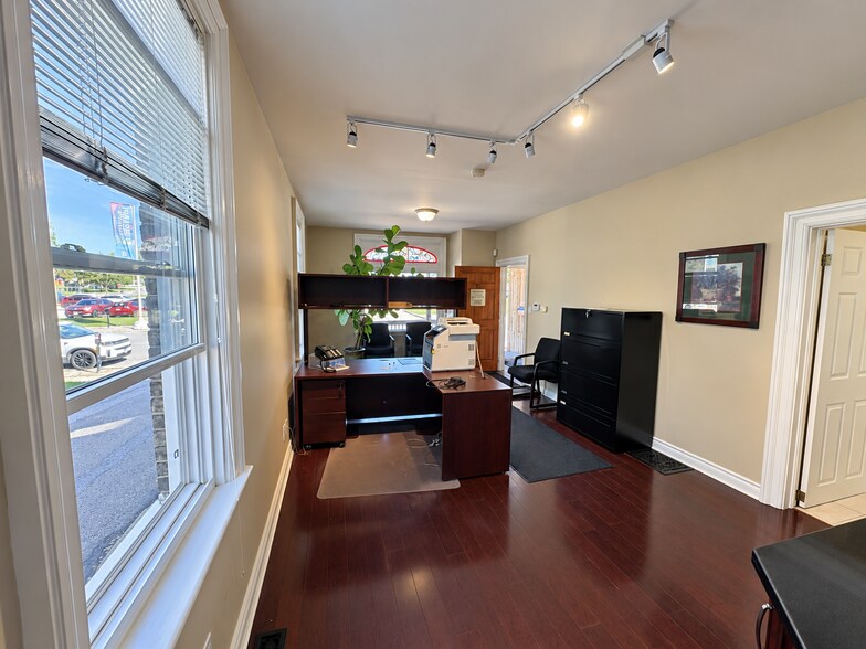 More Photos Of 43 Worsley St, Barrie Office Residential For Lease