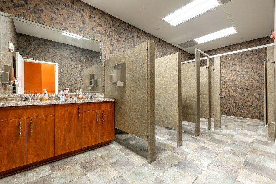 More Photos Of 422 NE 2nd Pl, Cape Coral Office For Lease