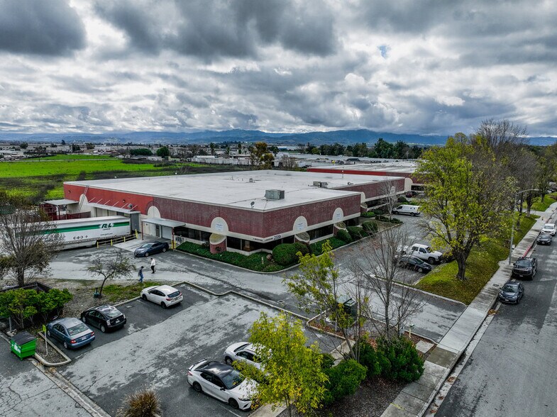 More Photos Of 255 Apollo Way, Hollister Warehouse For Lease