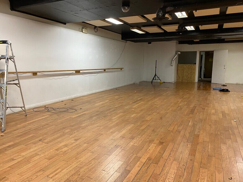 More Photos Of 877 Hamilton St, Vancouver Storefront Retail Office For Lease