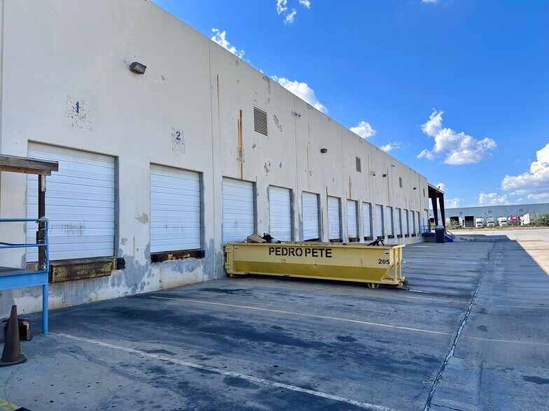 More Photos Of 12018 Auburn Rd, Laredo Distribution For Lease