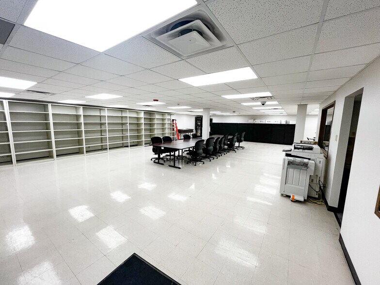 More Photos Of 7 E Industrial Loop, Midland Warehouse For Sale