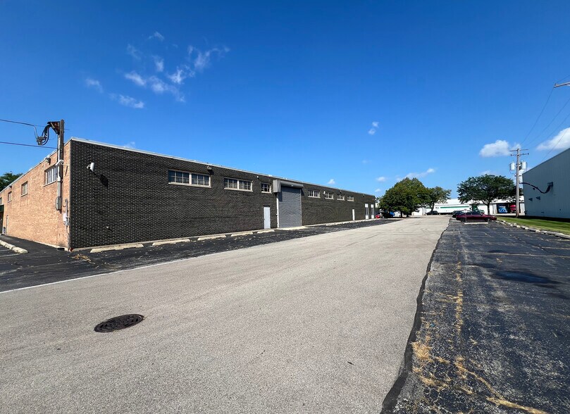 More Photos Of 2480-2490 S Wolf Rd, Des Plaines Manufacturing For Sale