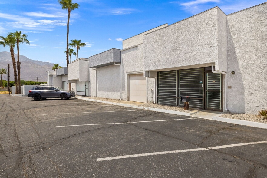 More Photos Of 800 S Vella Rd, Palm Springs Warehouse For Lease