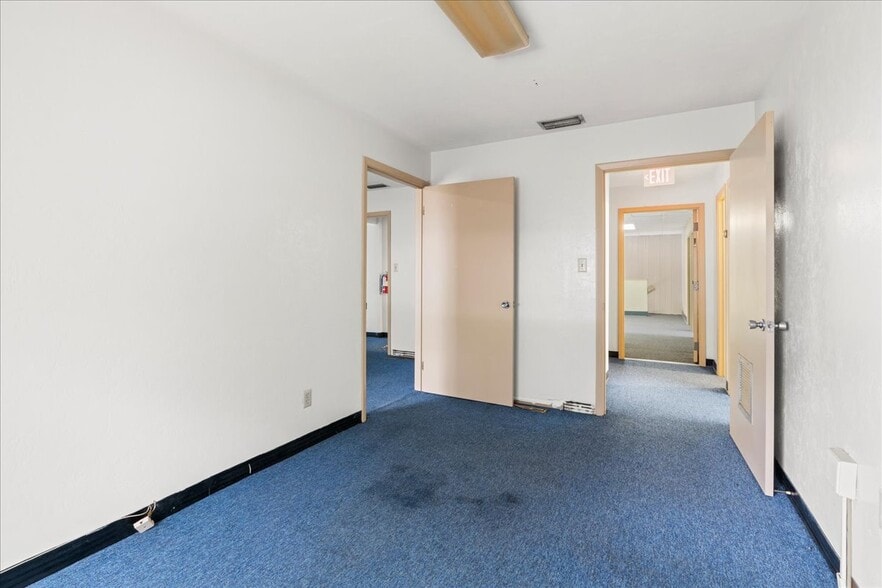 More Photos Of 1001 NE Waldo Rd, Gainesville Office For Sale