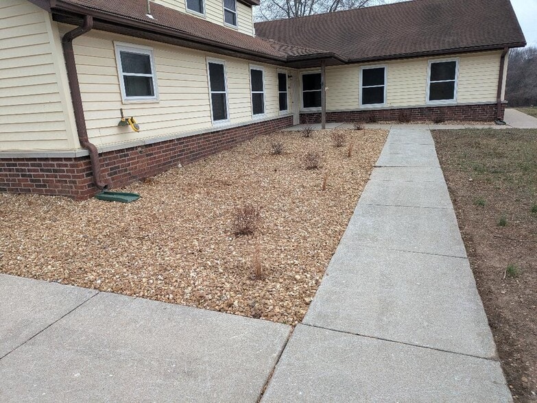Primary Photo Of 3110 S Lakeside Ave, Springfield Dormitory For Sale