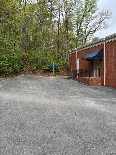 More Photos Of 823 Chickamauga Ave, Rossville Office For Lease