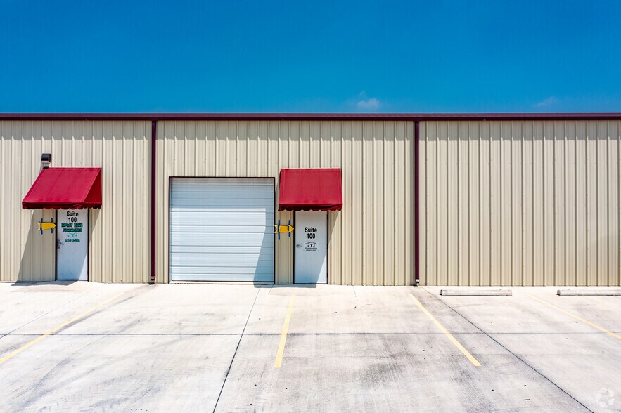 More Photos Of 3943 S Interstate 35, New Braunfels Unknown For Lease