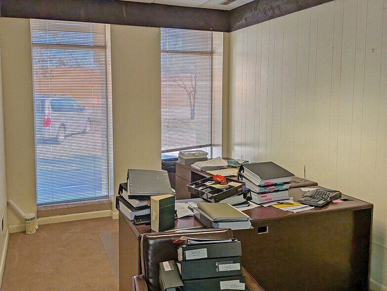 More Photos Of 2001 W Main St, Carbondale Office For Lease
