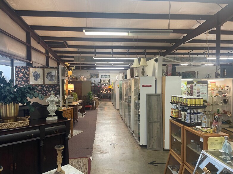 More Photos Of 230 Davis Loop, Oxford General Retail For Sale