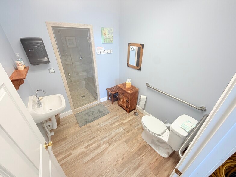 More Photos Of 260 Bridge Rd, Lakeside Marblehead Flex For Sale