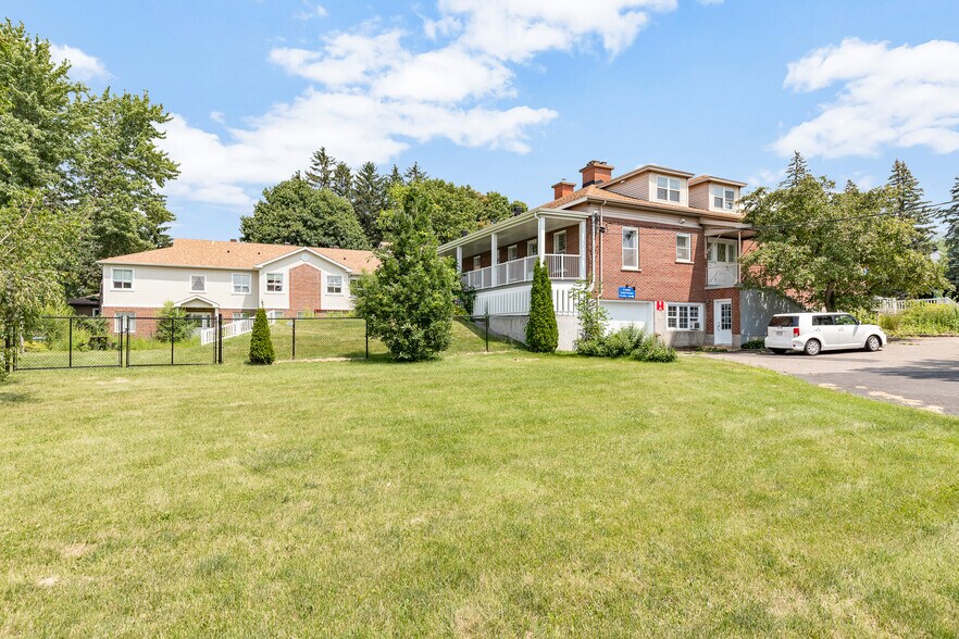 More Photos Of 21 Rue Messier, Mont-saint-hilaire Apartments For Sale