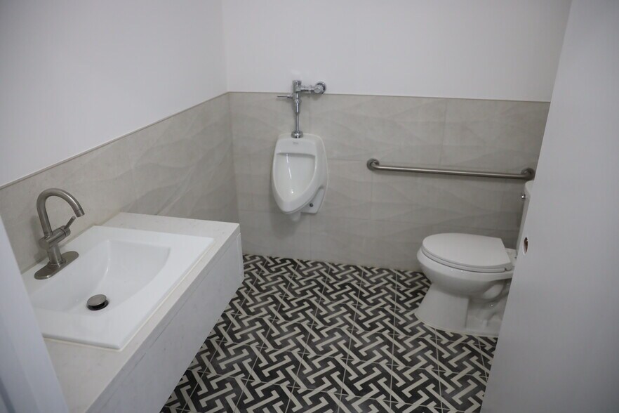 More Photos Of 8855 9th Ave SW, Seattle Convenience Store For Lease