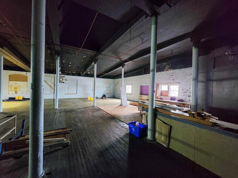 More Photos Of 460 Globe St, Fall River Showroom For Sale