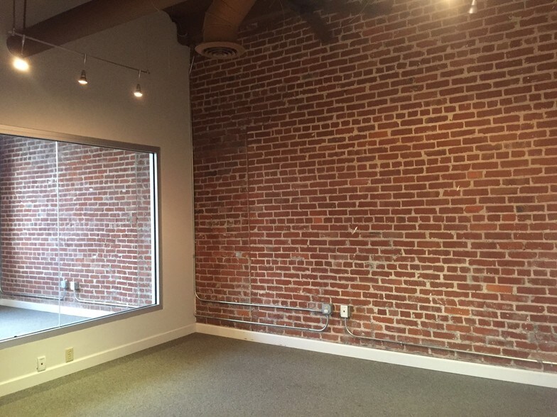 More Photos Of 1553-1557 Madison Ave, Memphis Storefront Retail Office For Sale