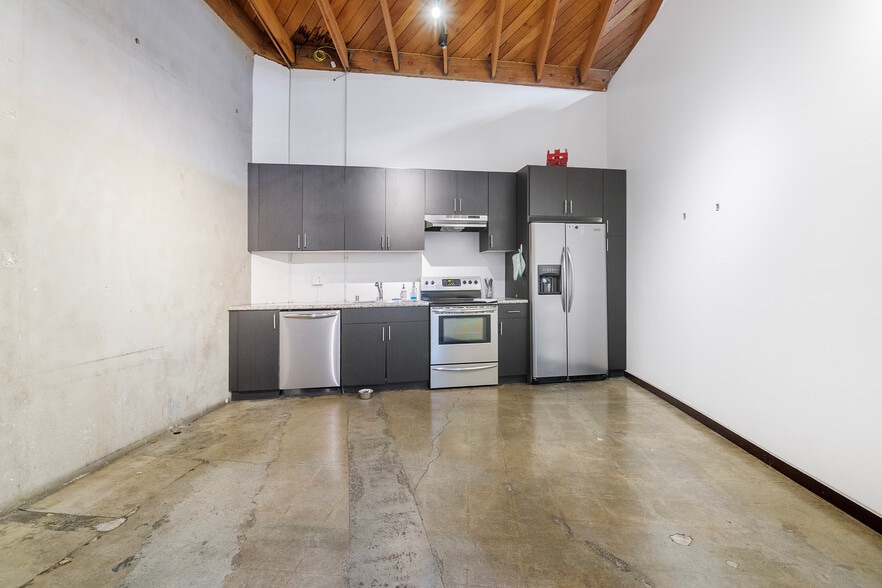 More Photos Of 5655 W Adams Blvd, Los Angeles Warehouse For Lease