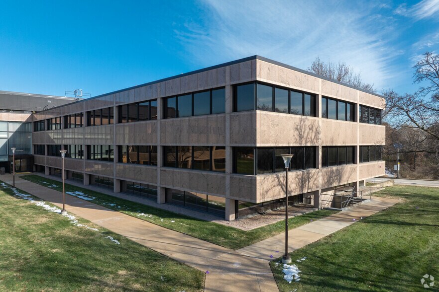 More Photos Of 800 N Lindbergh Blvd, Creve Coeur Research And Development For Lease