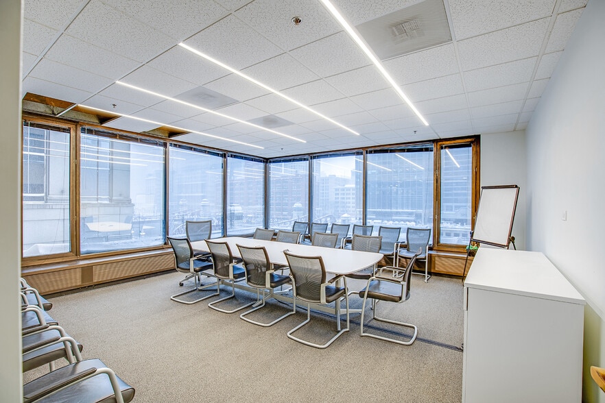 More Photos Of 55 W Wacker Dr, Chicago Office For Sale