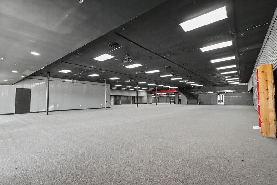 More Photos Of 312 E Main St, Grand Prairie Showroom For Lease