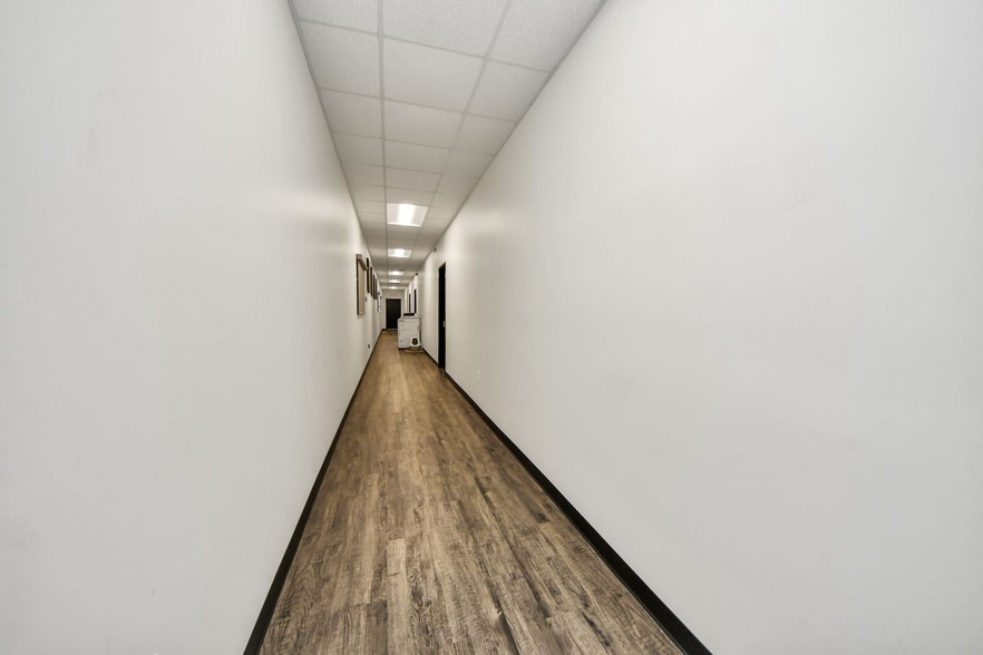 More Photos Of 10814 Woodedge Dr, Houston Warehouse For Sale
